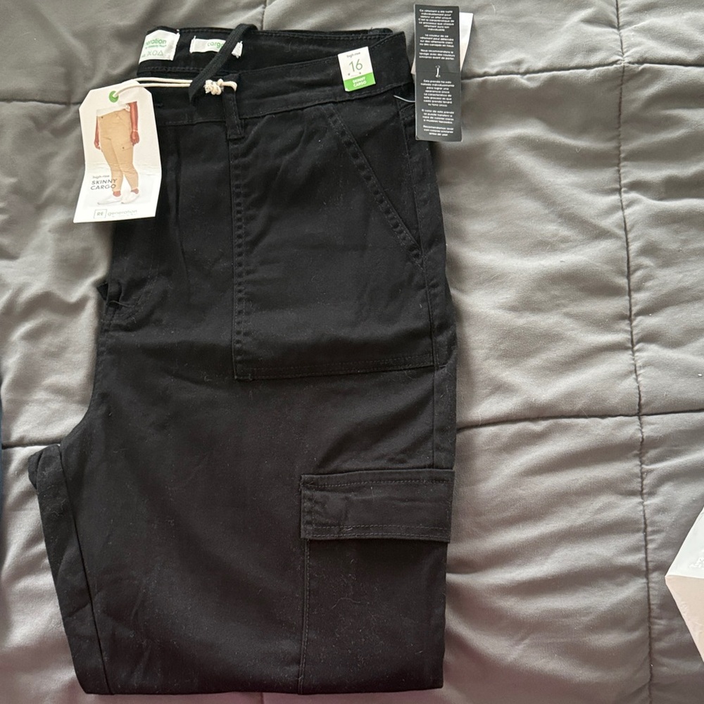 Universal Thread Women's Black Capris